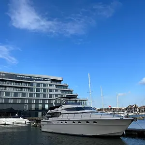 Marina Superyacht: Luxury Harbor Botel